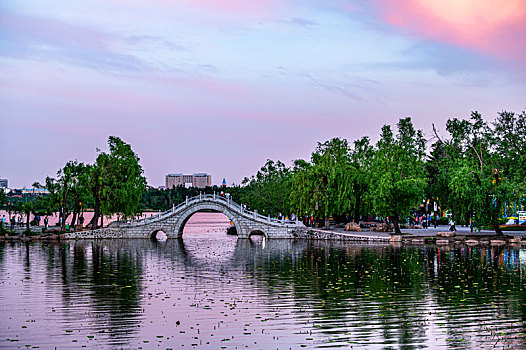 中国长春南湖公园日落后景观