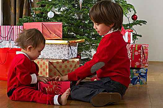 孩子,兄弟姐妹,打开,圣诞礼物,一起