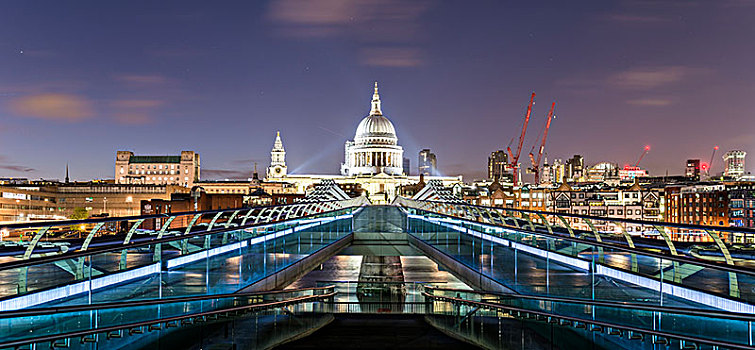 千禧桥,圣保罗大教堂,夜晚,伦敦,英格兰,英国