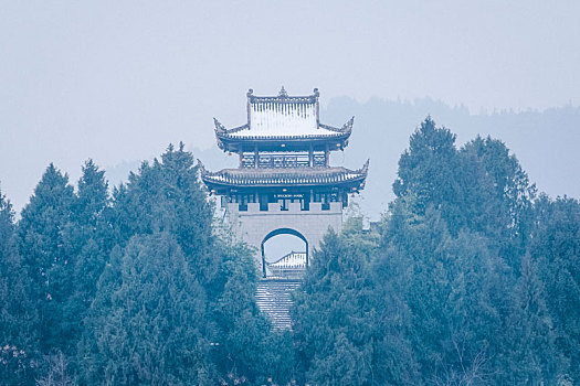 芙蓉镇的雪景,悬挂在瀑布上的千年古镇