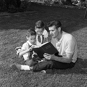 父亲,双胞胎,儿子,读,书本,坐,草地