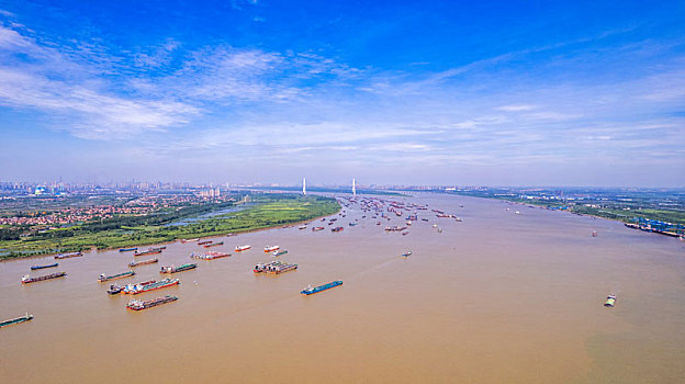 武汉阳逻港附近的运输船