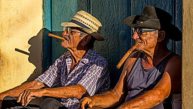 两个,老人,古巴人,坐,门阶,晚上,亮光,吸烟,雪茄,特立尼达,圣斯皮里图斯,省,古巴,北美