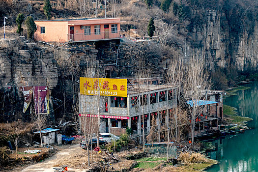 河南林州,淇河以及河边的饭店污染河水