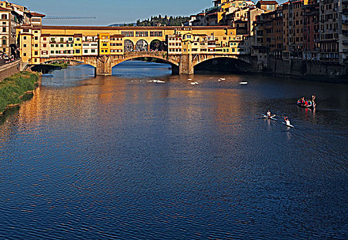 佛罗伦萨维琪奥桥,pontevecchio,横跨在阿尔诺河,arno,之上,是意大利最古老的石造封闭拱肩圆弧拱桥,佛罗伦萨著名的地标之一,维琪奥桥始建于距今1000多年前,今天所能见到的这座桥是134