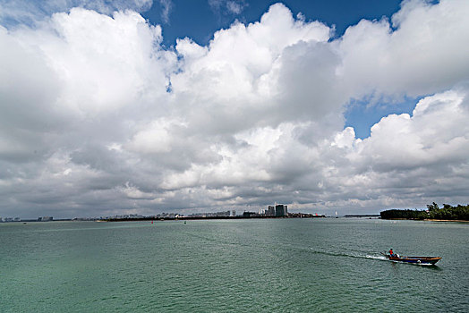 远眺文昌高隆湾的建筑群和清澜港