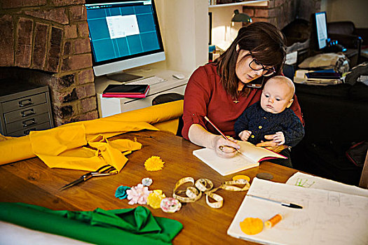 女人,坐,婴儿,文字,笔记本,工艺,材质,工具,桌面,书房