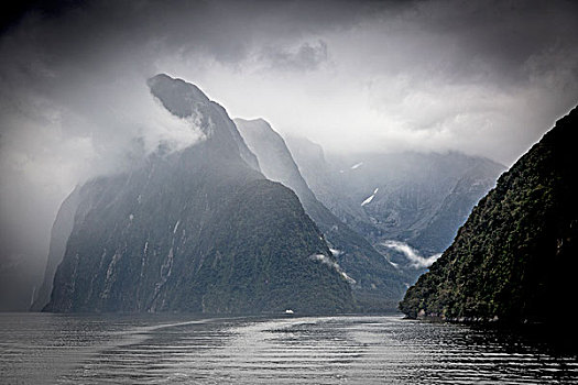 云,雾,围绕,悬崖,米尔福德峡湾,南岛,新西兰