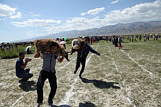 抱羊跑牧民趣味运动会