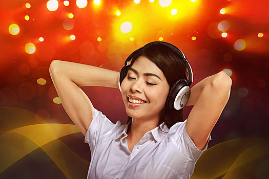 年轻,亚洲女性,享受,音乐,头戴式耳机