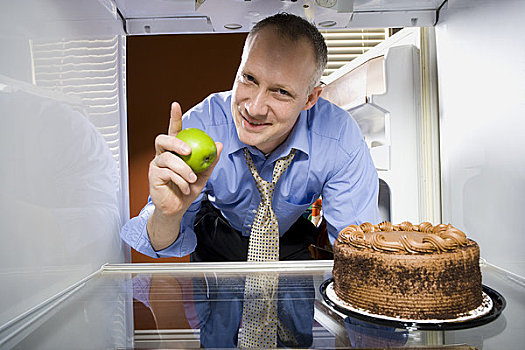 男人,冰箱,巧克力蛋糕,拿着,青苹果
