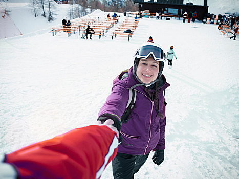 滑雪,情侣,戴着,头盔,滑雪护目镜,握手,滑雪坡,皮埃蒙特区,意大利