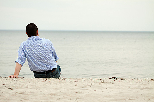 男人坐在海边伤感图片图片