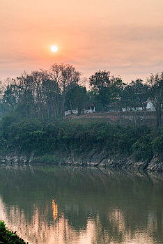老挝琅勃拉邦南康河畔的日出风光