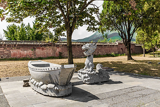 中国河南省登封中岳庙内的龙与舟雕塑