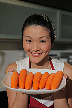 中国人,女人,拿着,盘子,胡萝卜,微笑