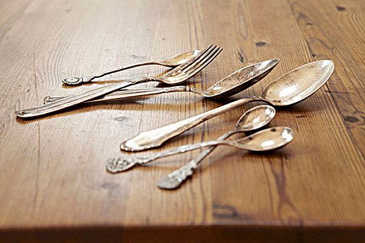 银质餐具,木桌子