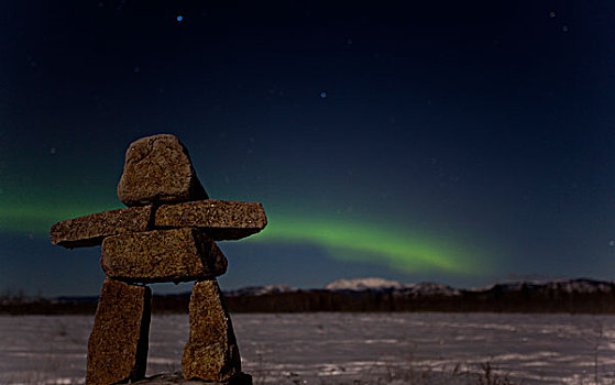 因纽特人,石头,男人,因纽石刻,地标,累石堆,北方,极光,北极光,绿色,靠近,育空地区,加拿大