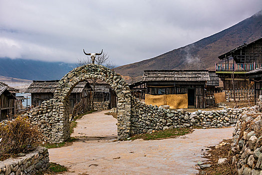 四川省九龙县湾坝乡湾坝水库影视基地彝海古寨谷莫村