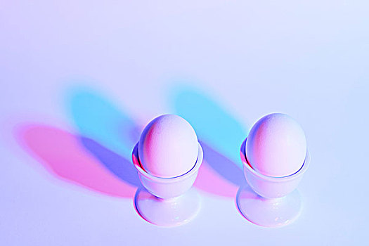 两个,蛋,蛋杯,紫色背景