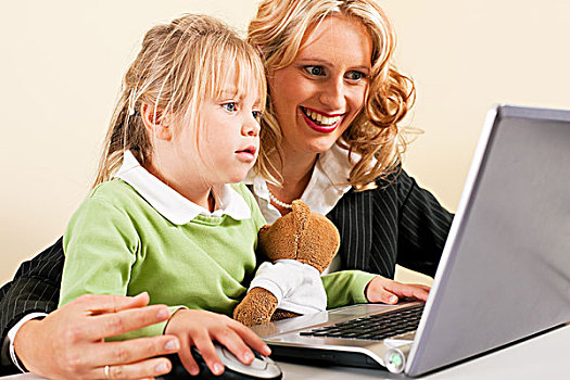 家族企业,远程办公,职业女性,母亲,展示,小,女儿,电脑,互联网,事物,工作