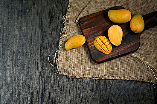 新鲜小芒果放在木板上