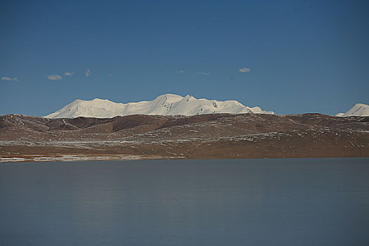 青海,可可西里湖,湖对面就是布格达坂峰