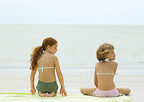 两个女孩,坐,沙滩巾,后视图