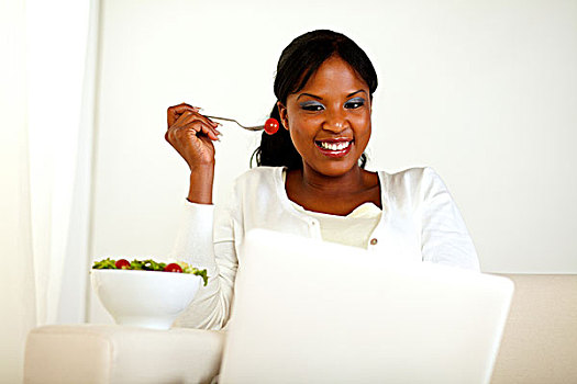 美国非裔女性,使用笔记本,吃饭,沙拉