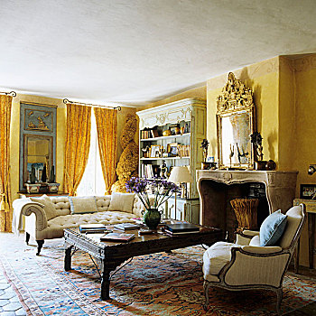 客厅,黄色,墙壁,老式,沙发,茶几,正面,壁炉