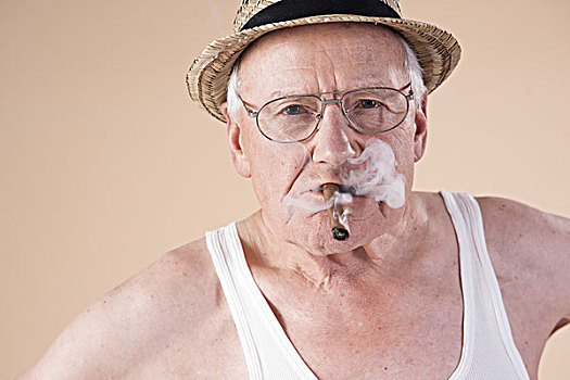 头像,老人,戴着,内衣,草帽,抽雪茄,棚拍,米色背景