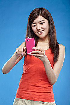 亚洲女青年玩手机