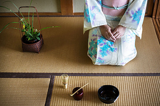 日本人,女人,穿,传统,白色,和服,蓝色,花饰,跪着,榻榻米,正面,器具,搅拌器,茶道