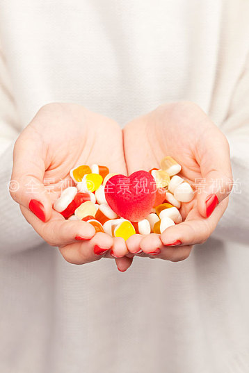 情人节手部拿糖果特写_高清图片_全景视觉
