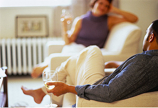 男人,女人,坐,椅子,拿着,葡萄酒杯