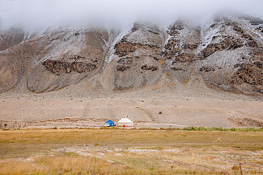 晨雾下的塔什库尔干塔吉克自治县红其拉甫山谷草原