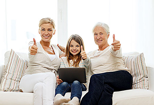 家庭,科技,人,概念,微笑,母亲,女儿,祖母,平板电脑,电脑,坐,沙发,在家