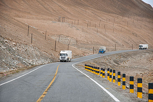行驶在新疆帕米尔高原g314国道公路上的大货车