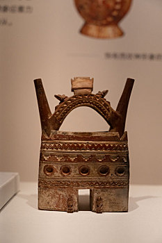 秘鲁中央银行附属博物馆藏西坎文化建筑形陶瓶
