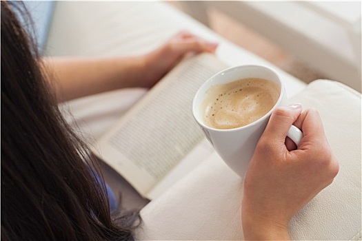 女人,躺着,沙发,读,书本,拿着,咖啡