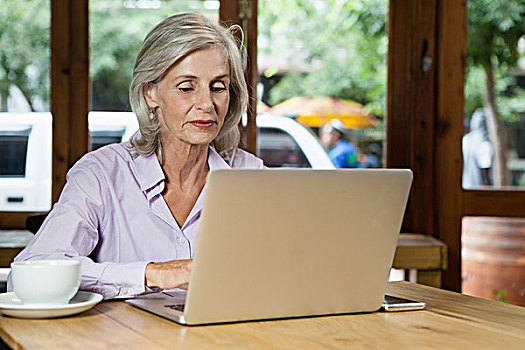老年,女人,喝咖啡,工作,笔记本电脑,桌子,咖啡,店