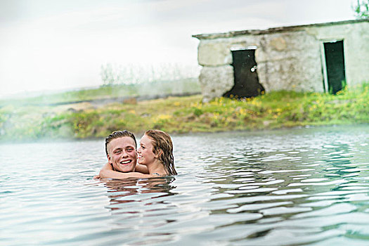 年轻,情侣,搂抱,秘密,泻湖,温泉,冰岛