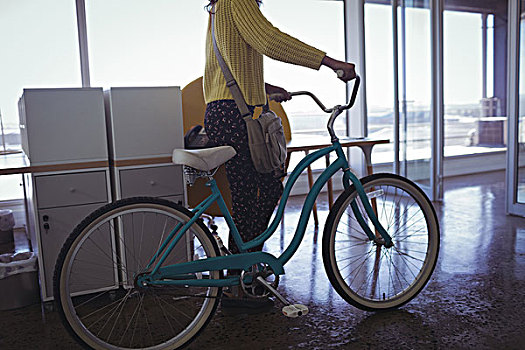 职业女性,自行车,创意,办公室,下部