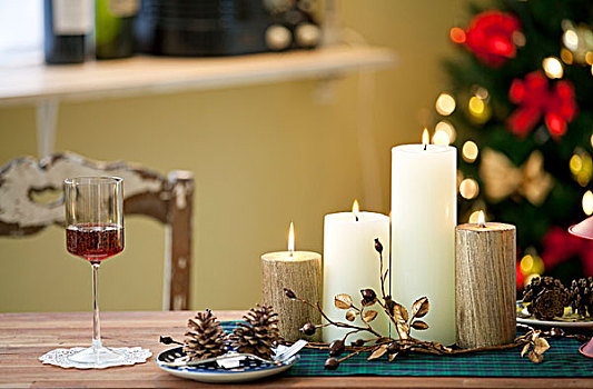 圣诞蜡烛,葡萄酒杯,桌上,正面,装饰,圣诞树