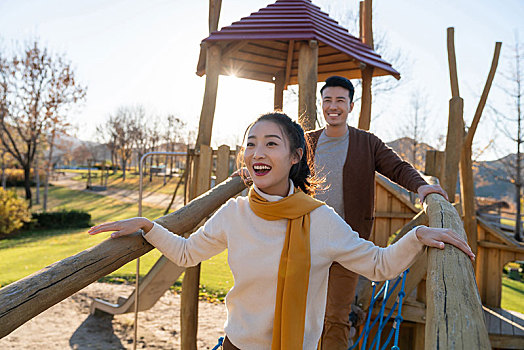快乐的年轻情侣在公园玩