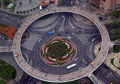 上海街景,人行天桥与花坛形成圆中圆景观