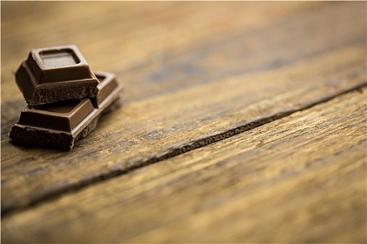 巧克力块,木桌子