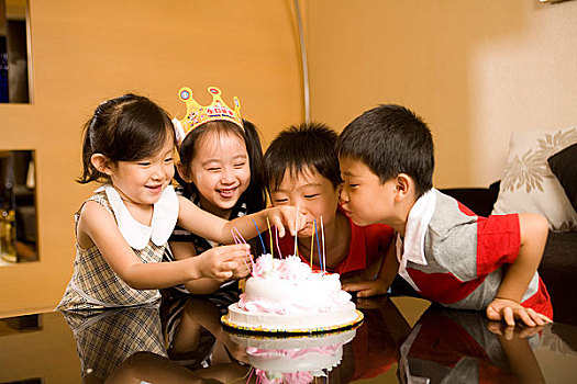 一群小孩在过生日