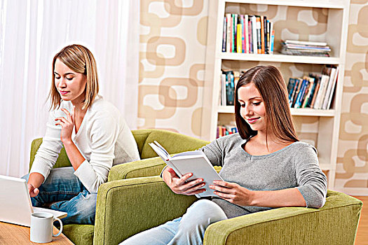 学生,两个,女青年,笔记本电脑,书本,现代,休闲
