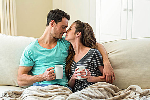 年轻,情侣,搂抱,沙发,咖啡,客厅